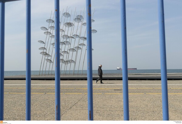 Σφραγίστηκε η Νέα Παραλία Θεσσαλονίκης - Μπήκαν 400 κιγκλιδώματα - Κανείς δεν κυκλοφορεί