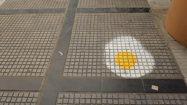 Θεσσαλονίκη: Τα πεζοδρόμια γέμισαν «τηγανητά αυγά» για αυτούς που περπατούν κοιτάζοντας το κινητό τους