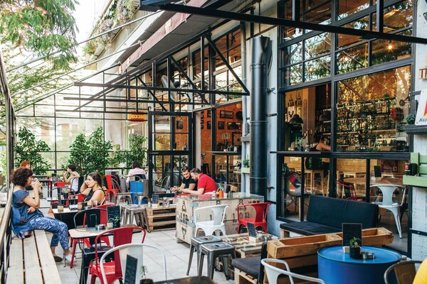 Περισσότερα τραπέζια έξω για καφετέριες και εστιατόρια: Πρωτοβουλία για αύξηση του διαθέσιμου χώρου
