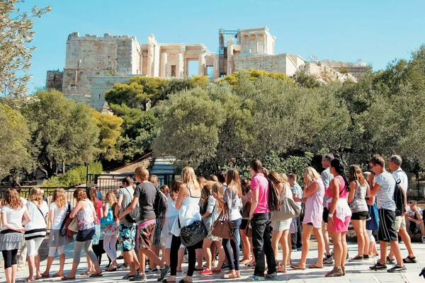 Guardian: Οι νέοι κανόνες του τουρισμού στην Ελλάδα - Αλλαγές σε παραλίες, ξενοδοχεία, ακόμη και μπουφέδες πρωινού