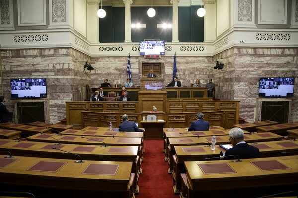 Η Βουλή στην εποχή των τηλεδιασκέψεων- Μπήκαν οθόνες στην αίθουσα της Γερουσίας
