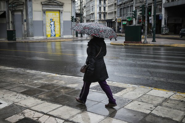 Καιρός: Καταιγίδα στην Αθήνα - «Βροντές και αστραπές» στα βόρεια προάστια