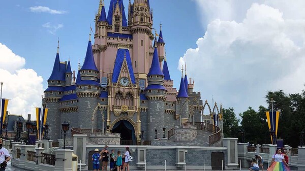 Άνοιξε ξανά η Walt Disney World: Υποχρεωτική χρήση μάσκας και ο Μίκυ Μάους σε απόσταση