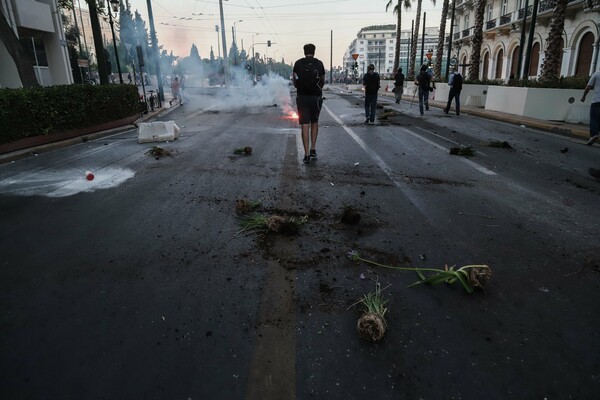 Συνθήματα ξανά στις ζαρντινιέρες του Μεγάλου Περιπάτου