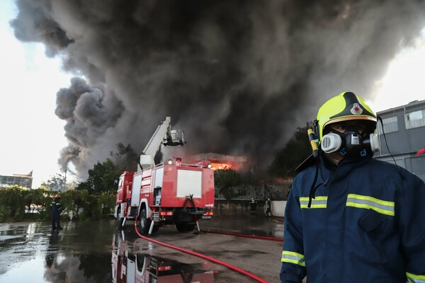 Μήνυμα του 112 για τη φωτιά στο εργοστάσιο στη Μεταμόρφωση - «Κλείστε τα παράθυρα και τις πόρτες»