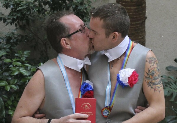 Ο Πούτιν θέλει να μην αναγνωρίζονται οι γάμοι ομόφυλων ζευγαριών που έγιναν εκτός Ρωσίας