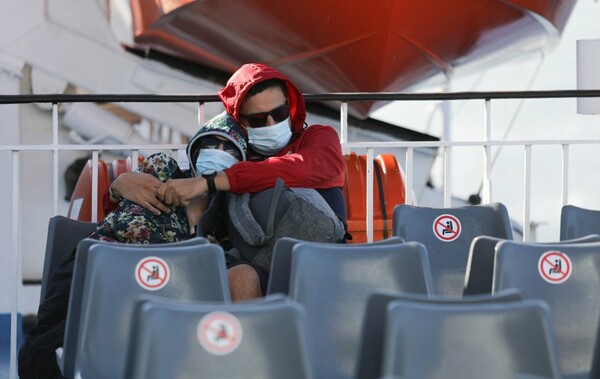 Με μάσκες σε ανοιχτά καταστρώματα: Ταξίδι στις Κυκλάδες το καλοκαίρι του κορωνοϊού [Φωτογραφίες]