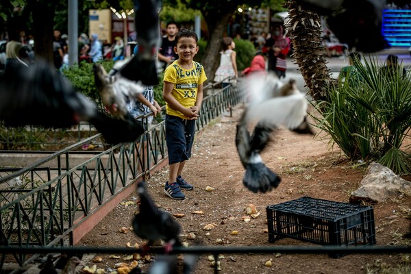 Πρόσφυγες από τη Μόρια διανυκτερεύουν σε παράδρομους πίσω από την πλατεία Βικτωρίας