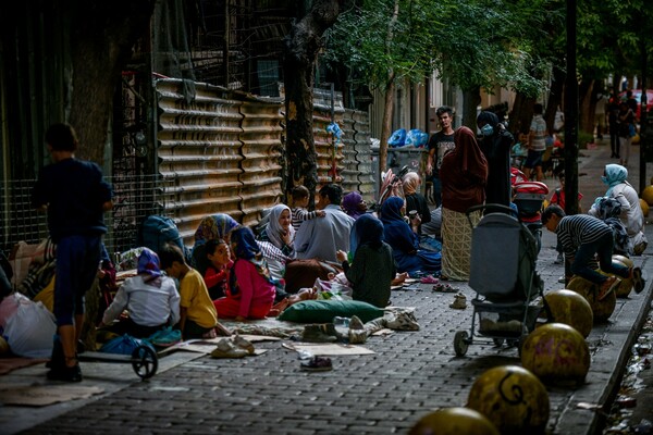 Πρόσφυγες από τη Μόρια διανυκτερεύουν σε παράδρομους πίσω από την πλατεία Βικτωρίας