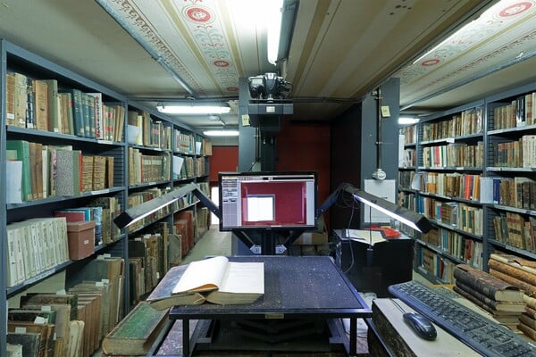 Μέσα στην παλιά Εθνική Βιβλιοθήκη