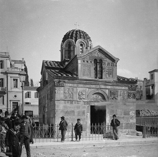 Αναγνωρίζετε το εκκλησάκι πίσω από την απλωμένη μπουγάδα στο Κέντρο της Αθήνας, το 1860;