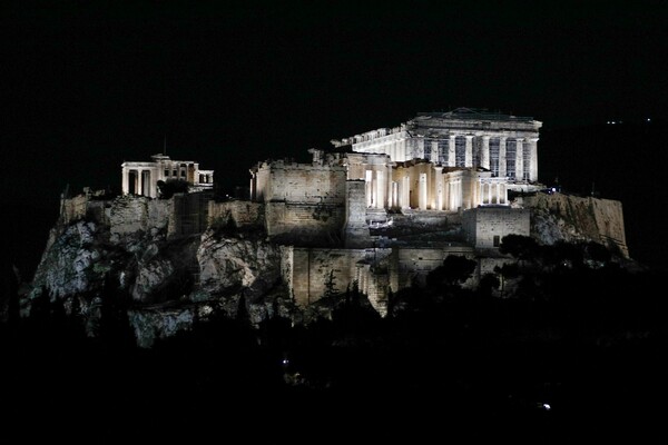 Ακρόπολη: Το «φως του 21ου αιώνα» αγκαλιάζει τον Ιερό Βράχο