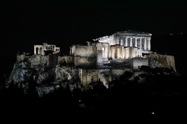 Ακρόπολη: Το «φως του 21ου αιώνα» αγκαλιάζει τον Ιερό Βράχο