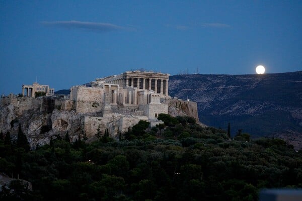 Ακρόπολη: Το «φως του 21ου αιώνα» αγκαλιάζει τον Ιερό Βράχο