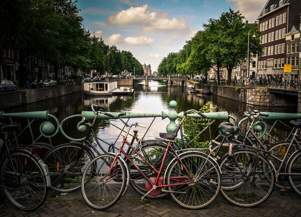 Ολλανδία: Μερικό lockdown από αύριο - Τα αυστηρά μέτρα που τίθενται σε ισχύ
