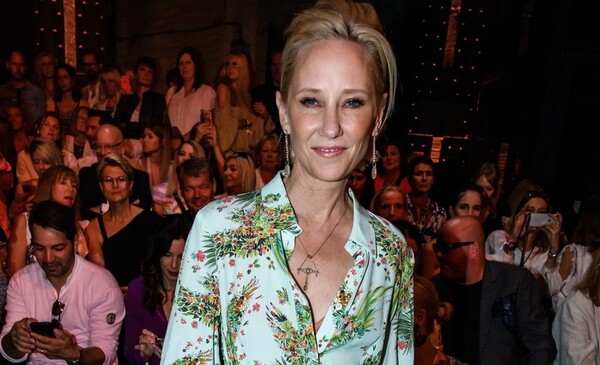 Η Anne Heche λέει πως η σχέση της με την Έλεν Ντε Τζένερις «σχεδόν κατέστρεψε» την καριέρα της