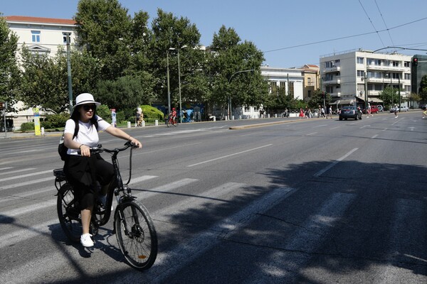 Έρημη πόλη η Αθήνα του Δεκαπενταύγουστου (Φωτογραφίες)