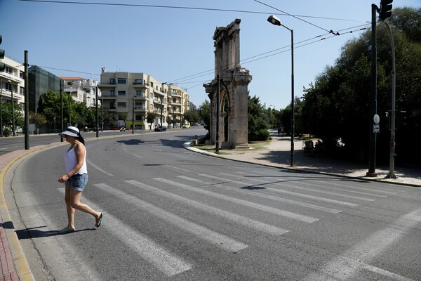 Έρημη πόλη η Αθήνα του Δεκαπενταύγουστου (Φωτογραφίες)