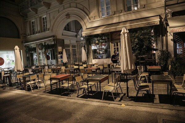 Αθήνα: Εστιατόρια και μπαρ άδειασαν πριν τα μεσάνυχτα - Σε ισχύ τα νέα μέτρα [ΦΩΤΟΓΡΑΦΙΕΣ]