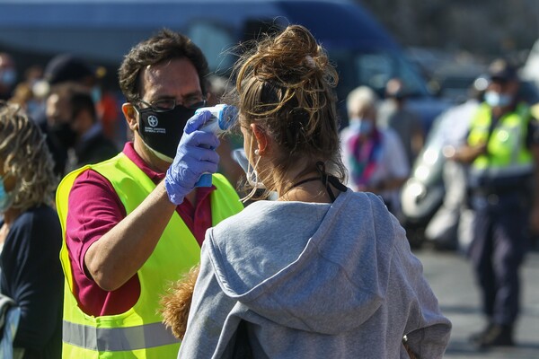 Κορωνοϊός στην Ελλάδα: Ρεκόρ κρουσμάτων τον Αύγουστο - Ανησυχία για σχολεία και εκδρομείς