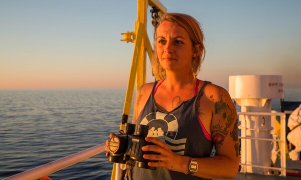 Το πλοίο διάσωσης του Banksy καλεί σε βοήθεια: «Η κατάσταση είναι απελπιστική»