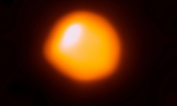 Το υπεργιγάντιο άστρο Μπετελγκέζ είναι (τελικά) μικρότερο και πιο κοντινό στη Γη