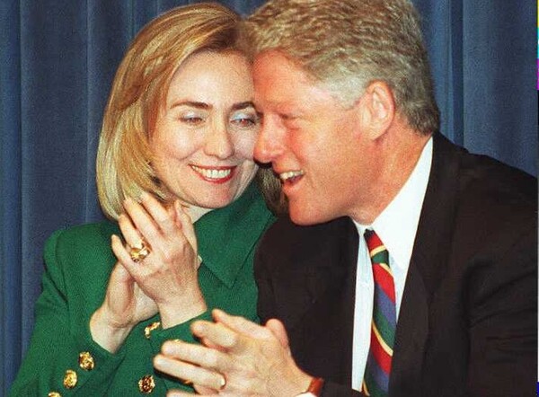 Μπιλ και Χίλαρι Κλίντον γιορτάζουν 45 χρόνια γάμου: «Ούτε μια βαρετή στιγμή»