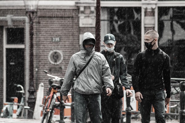 Κορωνοϊός: Οι μάσκες δεν είναι αποτελεσματικές στη βροχή