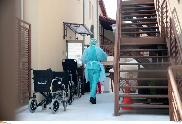 Κορωνοϊός: Αυστηρότερα μέτρα προστασίας στα γηροκομεία - Κατέληξε 87χρονη στο ΑΧΕΠΑ
