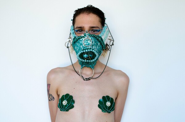 Οι ανατρεπτικές queer μάσκες της Αντιγόνης Τσαγκαροπούλου