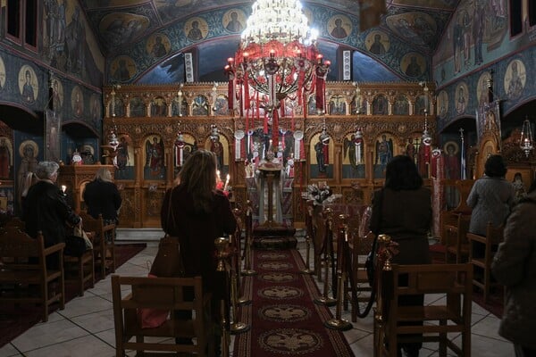 Φθιώτιδα: Πιστή επιτέθηκε σε αστυνομικούς - Μετά από πρόστιμο για μη χρήση μάσκας σε εκκλησία