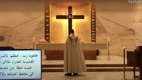 Ντοκουμέντα από τη Βηρυτό: Ιερέας τρέχει να σωθεί από τα συντρίμμια εν μέσω livestream λειτουργίας