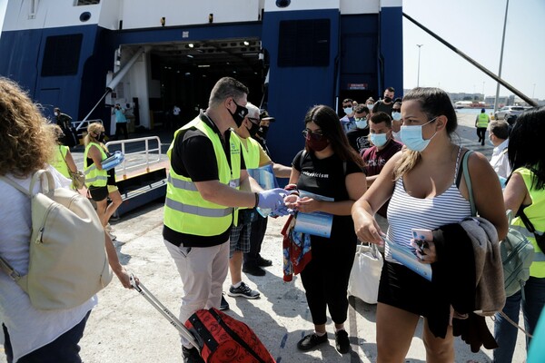 Τεστ κορωνοϊού στα λιμάνια Πειραιά και Ραφήνας - Φωτογραφίες από τους ελέγχους