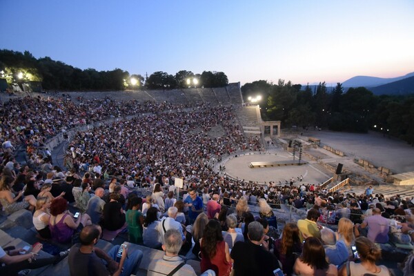 Ηθοποιοί για ακύρωση εκδηλώσεων: «Στο καράβι δεν κολλάει, αλλά στο θέατρο κολλάει;»