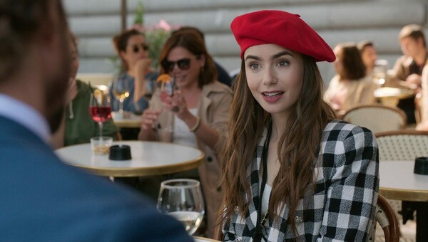 Πιτσαρία εξοργίστηκε με το «Emily in Paris» του Netflix για το σχόλιο για τα πιάτα της