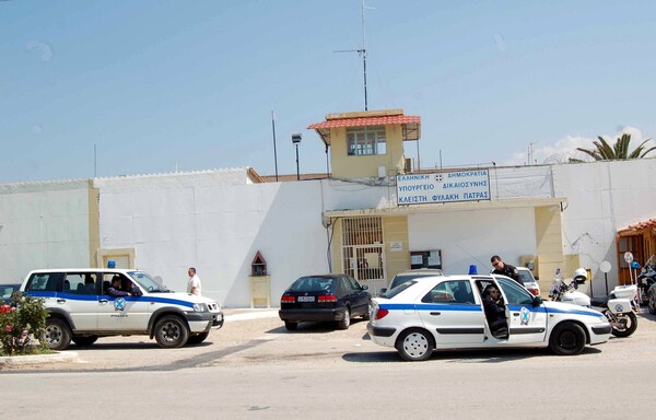Έρευνα στις φυλακές της Πάτρας - Βρήκαν μέχρι και αποστακτήριο αλκοόλ για τσίπουρο