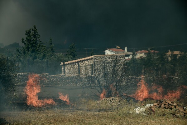 Φωτιά: Μήνυμα εκκένωσης και στους κατοίκους της Αναβύσσου από το 112