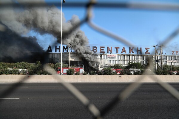 Μεταμόρφωση: Εκρήξεις από τη φωτιά στο εργοστάσιο πλαστικών - Κλειστή η Εθνική Οδός Αθηνών - Λαμίας (ΒΙΝΤΕΟ)