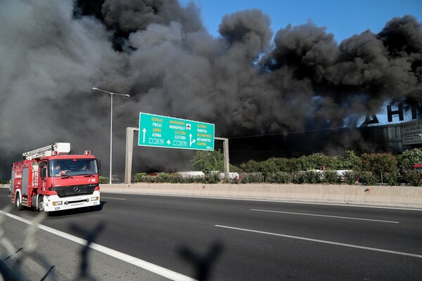Μεταμόρφωση: Εκρήξεις από τη φωτιά στο εργοστάσιο πλαστικών - Κλειστή η Εθνική Οδός Αθηνών - Λαμίας (ΒΙΝΤΕΟ)