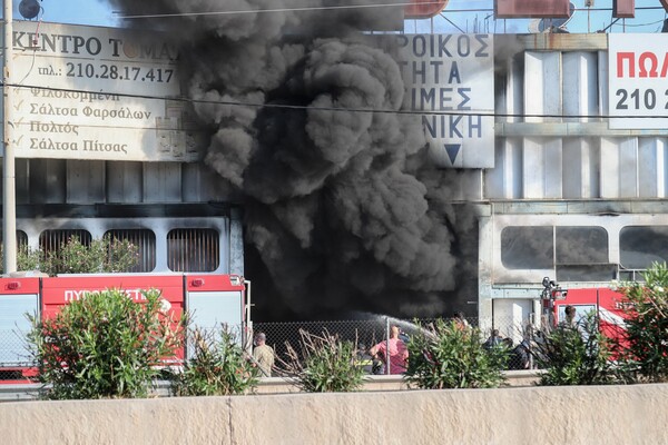 Μεταμόρφωση: Εκρήξεις από τη φωτιά στο εργοστάσιο πλαστικών - Κλειστή η Εθνική Οδός Αθηνών - Λαμίας (ΒΙΝΤΕΟ)