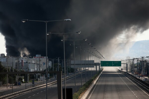 Μεταμόρφωση: Εκρήξεις από τη φωτιά στο εργοστάσιο πλαστικών - Κλειστή η Εθνική Οδός Αθηνών - Λαμίας (ΒΙΝΤΕΟ)