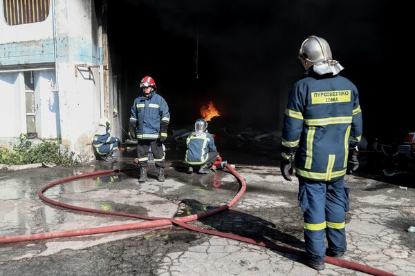 Μεταμόρφωση: Εκρήξεις από τη φωτιά στο εργοστάσιο πλαστικών - Κλειστή η Εθνική Οδός Αθηνών - Λαμίας (ΒΙΝΤΕΟ)