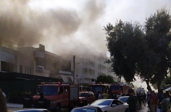 Φωτιά σε μαγαζί στη Γλυφάδα - Καπνοί στα γύρω οικοδομικά τετράγωνα