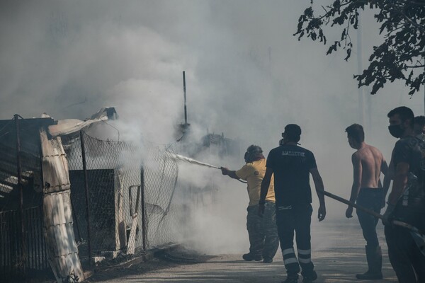 Σε ύφεση η φωτιά στα Καλύβια- Παραμένουν οι ισχυρές δυνάμεις υπό τον φόβο αναζωπυρώσεων