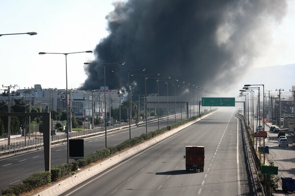 Μάχη με τις φλόγες στη Μεταμόρφωση: Ποιοι δρόμοι παραμένουν κλειστοί λόγω της φωτιάς