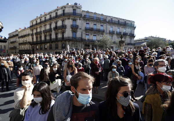 «Je suis Samuel»: Χιλιάδες Γάλλοι τίμησαν τη μνήμη του δολοφονημένου καθηγητή - Συγκεντρώσεις σε όλη τη χώρα