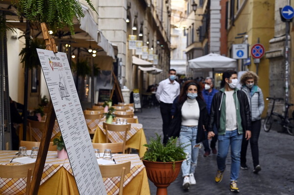 Αυστηρότερα μέτρα στην Ιταλία: Οι δήμαρχοι θα μπορούν να κλείνουν οδούς και πλατείες με συνωστισμό