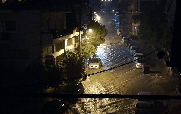 Ισχυρή καταιγίδα στην Αττική: Πλημμύρισαν δρόμοι στο κέντρο της Αθήνας