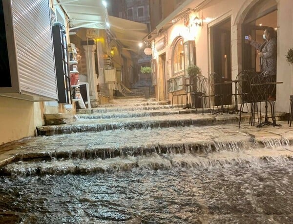 Ισχυρή καταιγίδα στην Αττική: Πλημμύρισαν δρόμοι στο κέντρο της Αθήνας