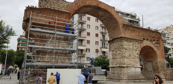 Θεσσαλονίκη: Σκαλωσιές στην Καμάρα -Για τον καθαρισμό του μνημείου